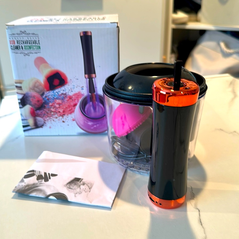 NWT Makeup brush cleaner set. Rechargeable.